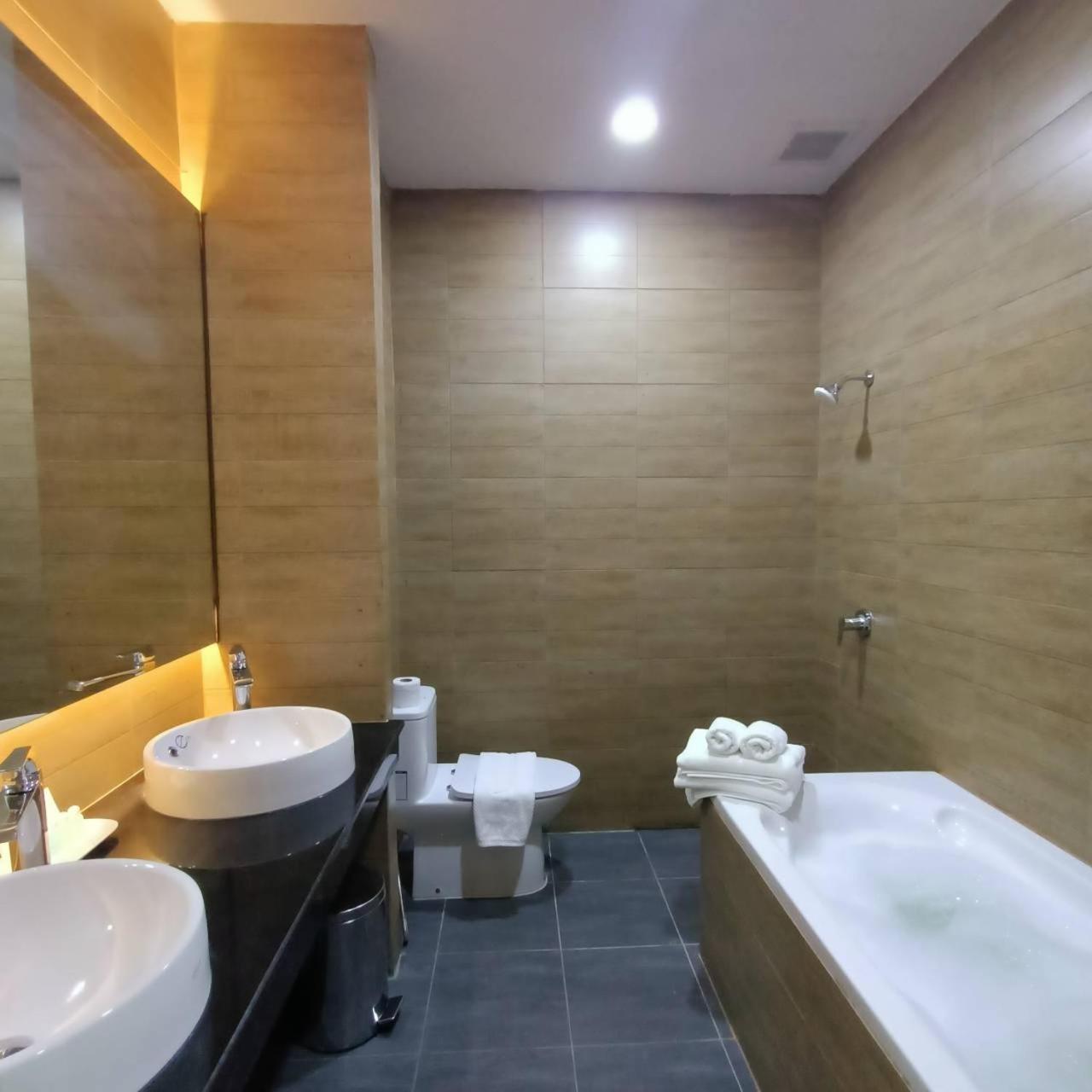 Mayflower Grande Suite Hotel Phitsanulok Exterior photo
