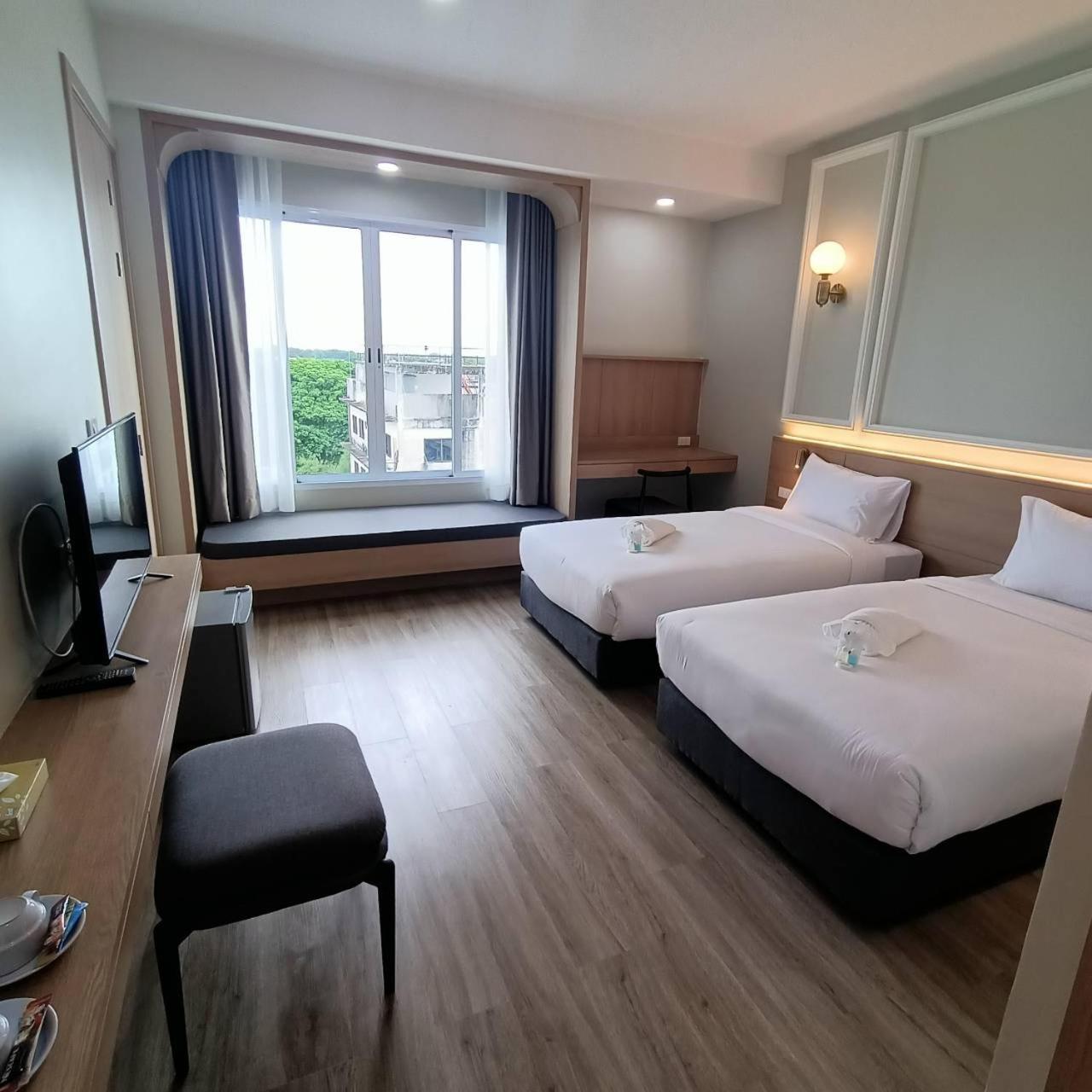 Mayflower Grande Suite Hotel Phitsanulok Exterior photo